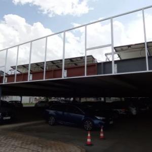 Rótulo con estructura frontal y rotulado con vinilos garantizados al exterior. Enaire sostenible en el aeropuerto de Sevilla.