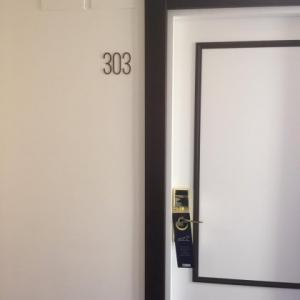 Rótulo denominación de puerta en acero para el Hotel Corregidor en Sevilla.