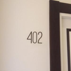 Rótulo denominación de puerta en acero para el Hotel Corregidor en Sevilla.