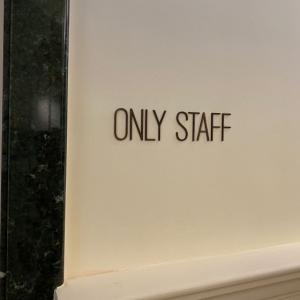 Rótulo indicador para plantas, puertas, para el Hotel Regidor H10 en Sevilla.