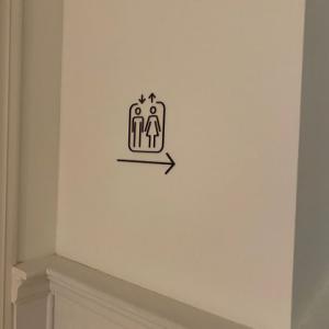 Rótulo indicador para plantas, puertas, para el Hotel Regidor H10 en Sevilla.