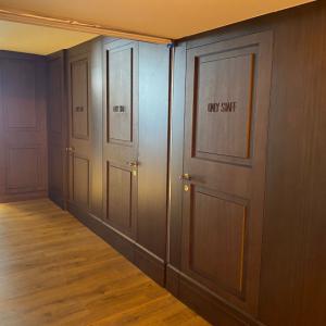 Rótulo indicador para plantas, puertas, para el Hotel Regidor H10 en Sevilla.