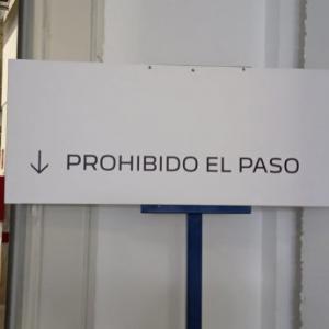 Rótulo indicador Taller Peugeot Automares en Sevilla.