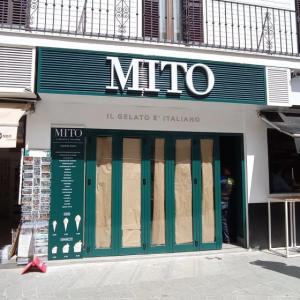 Rótulo letras corpóreas en aluminio lacado y frente de metacrilato e iluminadas con led. Mito helado italiano en Sevilla.