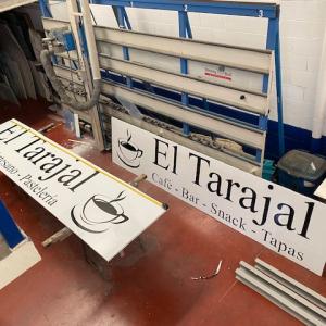 Rótulo realizado en bandeja plegada en composite rotyulado para frente. El Tarajal Sevilla