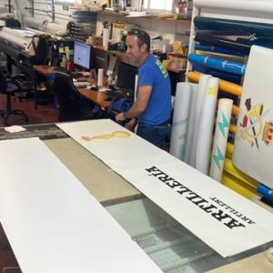 Rótulos cartel en perfilería de aluminio y gráficas en vinilo sobre pvc. Museo de Historia Militar de Sevilla.