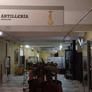 Rótulos cartel en perfilería de aluminio y gráficas en vinilo sobre pvc. Museo de Historia Militar de Sevilla.
