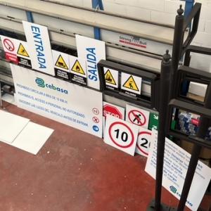 Rótulos cartel de señalización interior de nave e instalaciones para Cebasa en Dos Hermanas y señalización en forja ornamental para urbanismo de Sevilla.