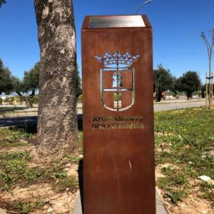 Atril en acero cortén y escudo calado, con placa de acero inoxidable grabados en bajo relieve y patina de tintas, para el Ayuntamiento de Dos Hermanas, Sevilla.