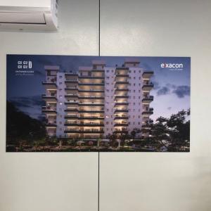 Cuadro en impresión digital para caseta de ventas de Living Exxacon en Dos Hermanas Sevilla.