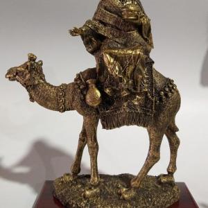 Figura trofeo de camello y Rey Mago en metal para el C&iacute;rculo Mercantil de Sevilla.