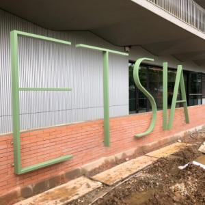 Letras corpóreas en acero lacado para ETSIA de la Universidad de Sevilla. Trabajos para Vialterra Sevilla.