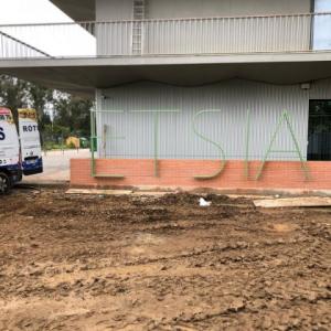 Letras corpóreas en acero lacado para ETSIA de la Universidad de Sevilla. Trabajos para Vialterra Sevilla.