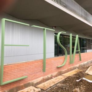 Letras corpóreas en acero lacado para ETSIA de la Universidad de Sevilla. Trabajos para Vialterra Sevilla.