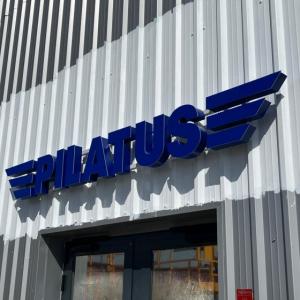 Letras corpóreas en aluminio lacado y frontal de metacrilato rotulado e iluminados con led, para Pilatus Sevilla. Trabajos para Spal Servicios Sevilla.