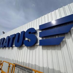 Letras corpóreas en aluminio lacado y frontal de metacrilato rotulado e iluminados con led, para Pilatus Sevilla. Trabajos para Spal Servicios Sevilla.