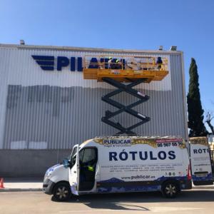 Letras corpóreas en aluminio lacado y frontal de metacrilato rotulado e iluminados con led, para Pilatus Sevilla. Trabajos para Spal Servicios Sevilla.