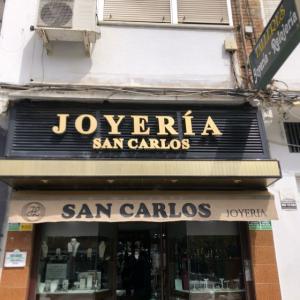 Letras corpóreas en aluminio lacado e iluminados con led, para Joyería San Carlos en Sevilla.