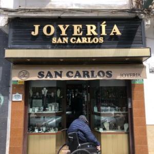 Letras corpóreas en aluminio lacado e iluminados con led, para Joyería San Carlos en Sevilla.
