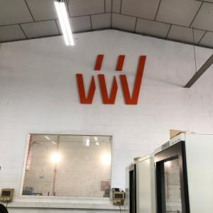 Letras corpóreas en aluminio lacado. Trabajo Montrel Dos Hermanas en Sevilla.