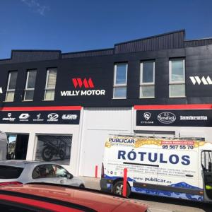 Letras corpóreas en PVC recortado y lacado. Willy Motor en Sevilla.