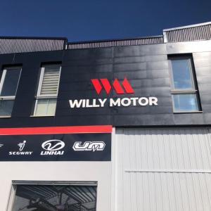 Letras corpóreas en PVC recortado y lacado. Willy Motor en Sevilla.