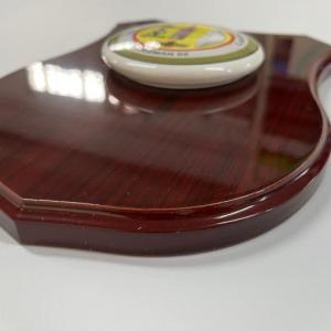 Metopa con base de madera y r&oacute;tulo en cer&aacute;mica. Cezman 2 Ej&eacute;rcito del Aire en Sevilla.