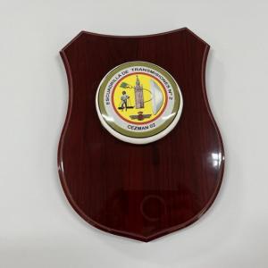 Metopa con base de madera y r&oacute;tulo en cer&aacute;mica. Cezman 2 Ej&eacute;rcito del Aire en Sevilla.