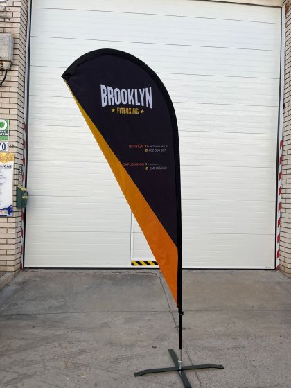 Banderola tipo gota de l&aacute;grima. Fly Banner. Sevilla.