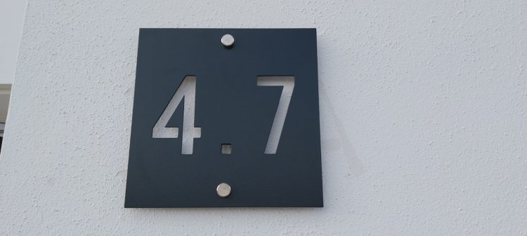 Cartel rótulo señalización vivienda en aluminio fresado y lacado en urbanización entrenúcleos Dos Hermanas Sevilla.