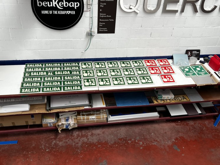 Carteles r&oacute;tulos de evacuaci&oacute;n personalizados en metacrilato y perefil de aluminio para Cacelia en Sevilla.