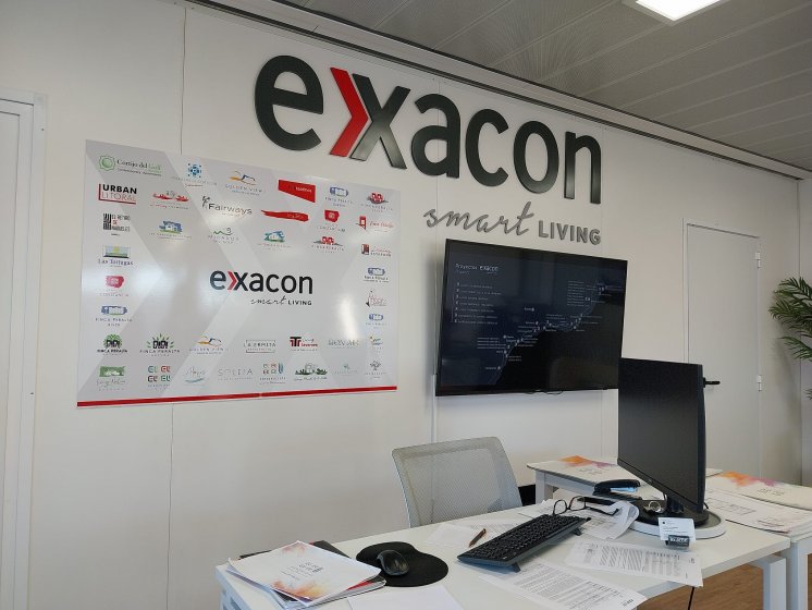 Caseta de ventas de Exxacon living mobiliarios en Entrenúcleos Dos Hermanas Sevilla.