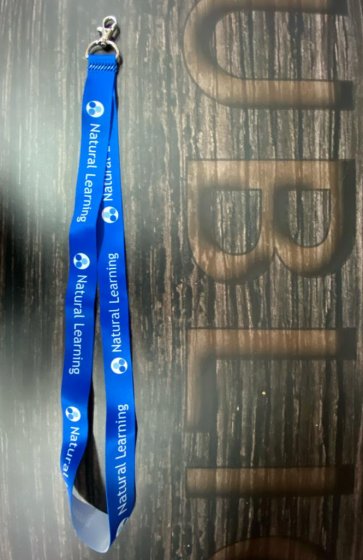 Colgador lanyards para Natural Learning en Dos Hermanas Sevilla.
