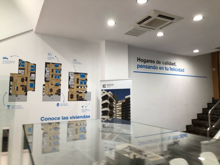 Decoración de cristales y paredes con fotomurales para la oficina de Caixaban en Sevilla.