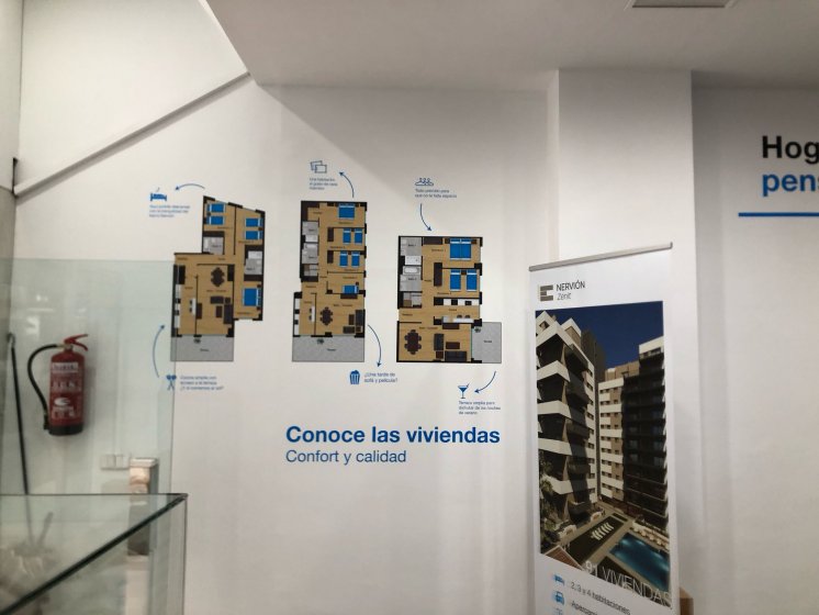 Decoración de cristales y paredes con fotomurales para la oficina de Caixaban en Sevilla.