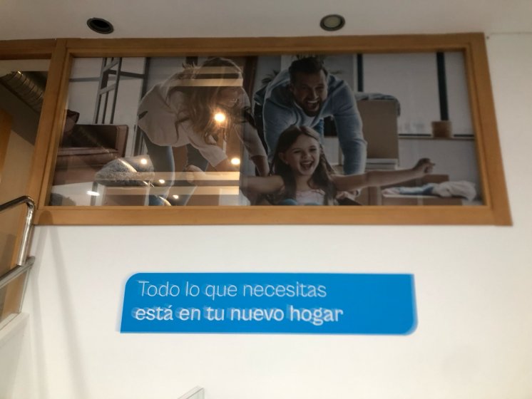Decoración de cristales y paredes con fotomurales para la oficina de Caixaban en Sevilla.
