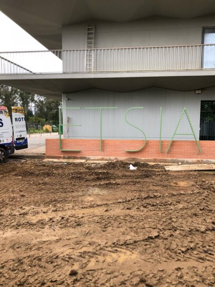 Letras corpóreas en acero lacado para ETSIA de la Universidad de Sevilla. Trabajos para Vialterra Sevilla.