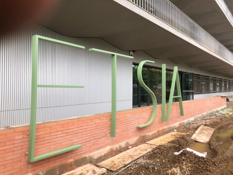Letras corpóreas en acero lacado para ETSIA de la Universidad de Sevilla. Trabajos para Vialterra Sevilla.