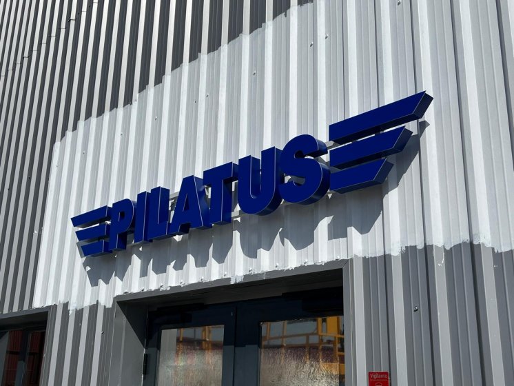 Letras corpóreas en aluminio lacado y frontal de metacrilato rotulado e iluminados con led, para Pilatus Sevilla. Trabajos para Spal Servicios Sevilla.