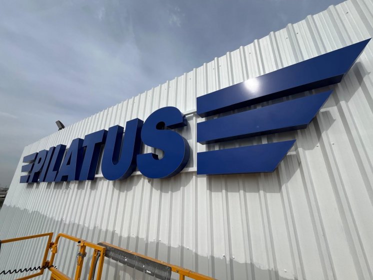 Letras corpóreas en aluminio lacado y frontal de metacrilato rotulado e iluminados con led, para Pilatus Sevilla. Trabajos para Spal Servicios Sevilla.