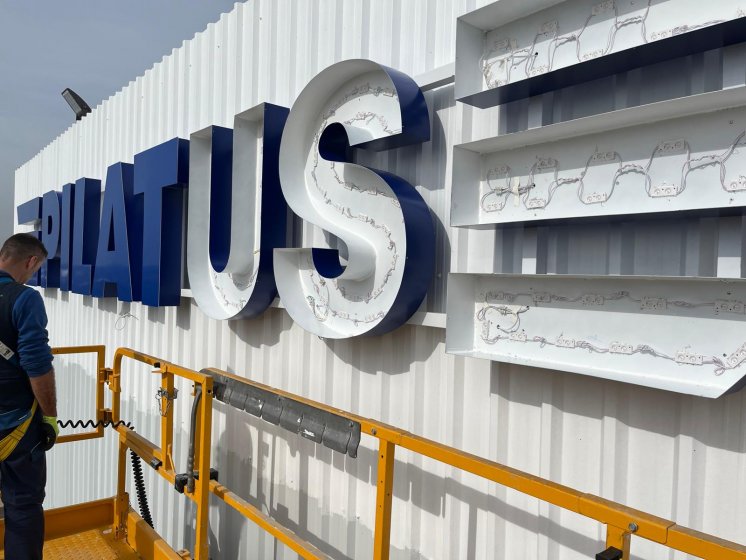 Letras corpóreas en aluminio lacado y frontal de metacrilato rotulado e iluminados con led, para Pilatus Sevilla. Trabajos para Spal Servicios Sevilla.