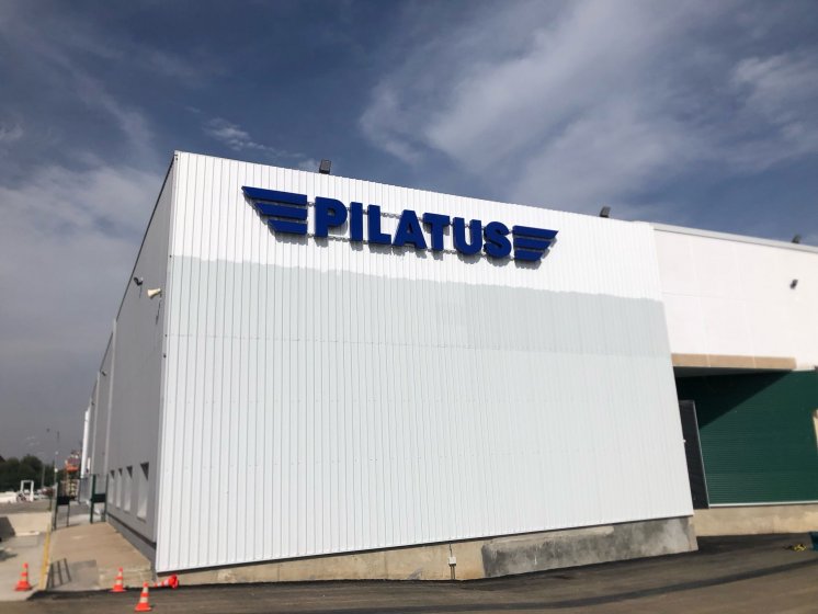 Letras corpóreas en aluminio lacado y frontal de metacrilato rotulado e iluminados con led, para Pilatus Sevilla. Trabajos para Spal Servicios Sevilla.
