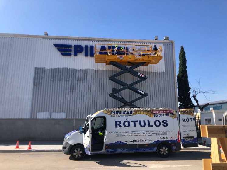 Letras corpóreas en aluminio lacado y frontal de metacrilato rotulado e iluminados con led, para Pilatus Sevilla. Trabajos para Spal Servicios Sevilla.