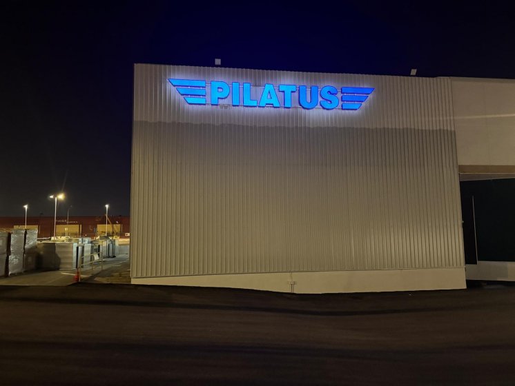 Letras corpóreas en aluminio lacado y frontal de metacrilato rotulado e iluminados con led, para Pilatus Sevilla. Trabajos para Spal Servicios Sevilla.