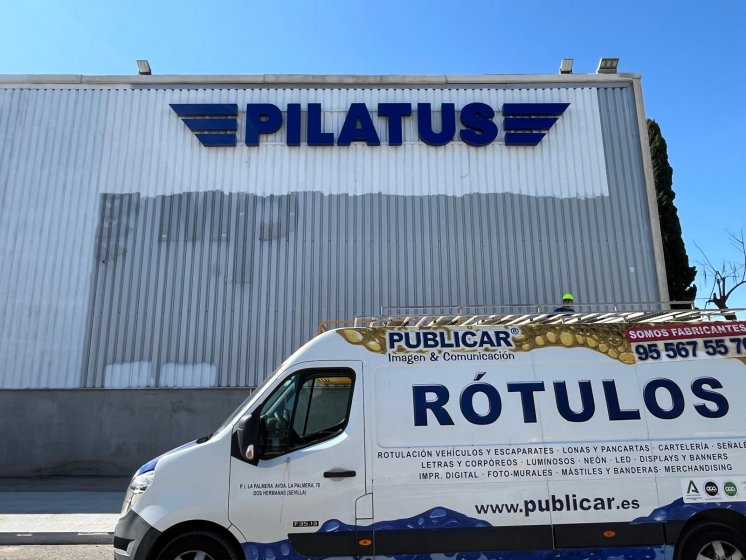 Letras corpóreas en aluminio lacado y frontal de metacrilato rotulado e iluminados con led, para Pilatus Sevilla. Trabajos para Spal Servicios Sevilla.