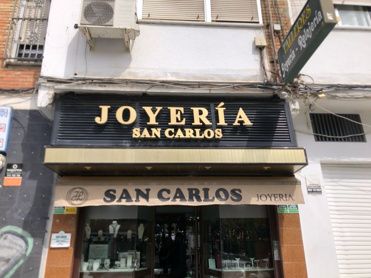 Letras corpóreas en aluminio lacado e iluminados con led, para Joyería San Carlos en Sevilla.