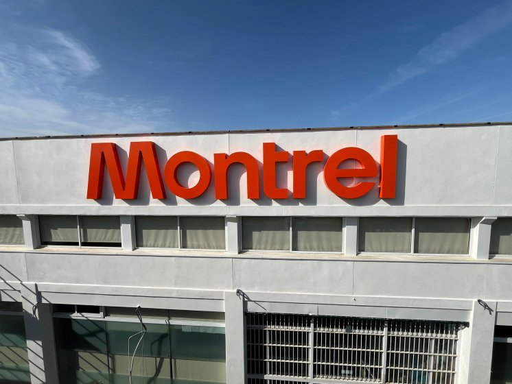 Letras corpóreas en aluminio lacado para Montrel en Dos Hermanas Sevilla.