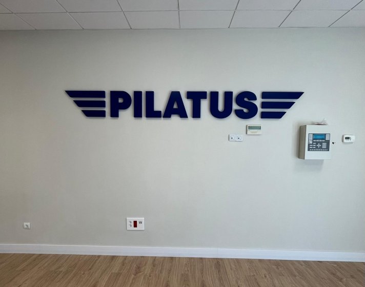 Letras corpóreas en aluminio lacado para Pilatus Sevilla. Trabajos para Spal Servicios Sevilla.