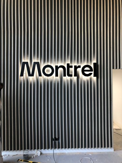 Letras corpóreas en aluminio lacado. Trabajo Montrel Dos Hermanas en Sevilla.