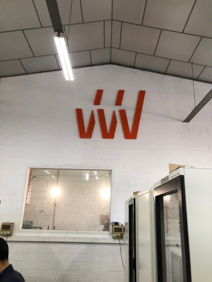 Letras corpóreas en aluminio lacado. Trabajo Montrel Dos Hermanas en Sevilla.